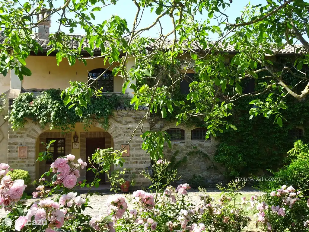 North side: 'back' of the country house with the main entrance on the ground floor. 