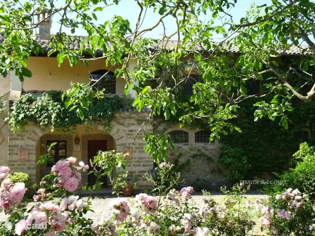 Location de Vacances Italie, Ombrie, Orvieto, villa - Tenuta del Conte Côté nord : 'arrière' de la maison de campagne avec l’entrée principale au rez-de-chaussée.