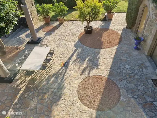 Location de Vacances Italie, Ombrie, Orvieto, villa - Tenuta del Conte La grande terrasse de la maison de campagne, entièrement rénovée au printemps 2024.