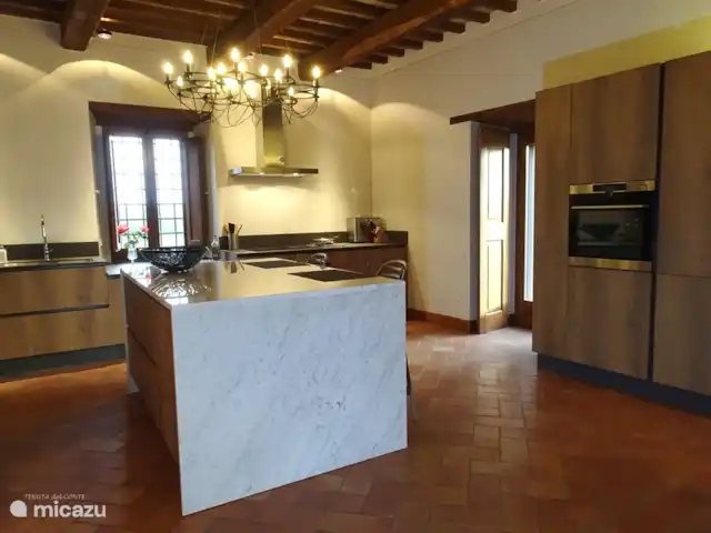 Location de Vacances Italie, Ombrie, Orvieto, villa - Tenuta del Conte La cuisine. J’aime cuisiner avec des fours, il y en a donc deux : le four à convection (90 cm) et le four combiné à vapeur