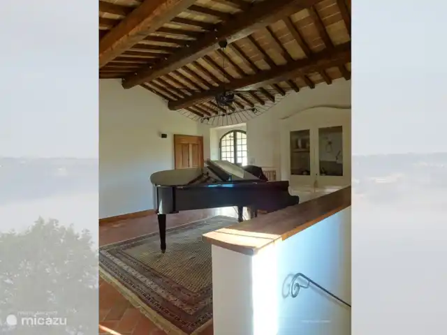 Location de Vacances Italie, Ombrie, Orvieto, villa - Tenuta del Conte La salle au premier étage. Chambre de musique