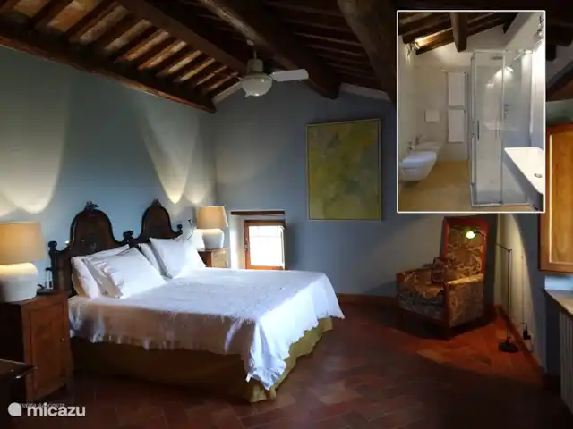 Location de Vacances Italie, Ombrie, Orvieto, villa - Tenuta del Conte Chambre 1 avec salle de bains dans la villa donnant sur la terrasse et la piscine