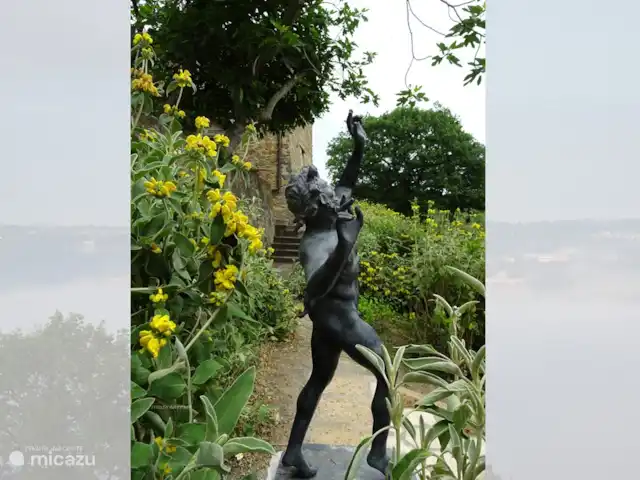 Location de Vacances Italie, Ombrie, Orvieto, villa - Tenuta del Conte Chemin sous la terrasse de la villa avec notre Faune à l'affût