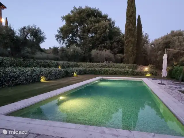 Location de Vacances Italie, Ombrie, Orvieto, villa - Tenuta del Conte Piscine au crépuscule