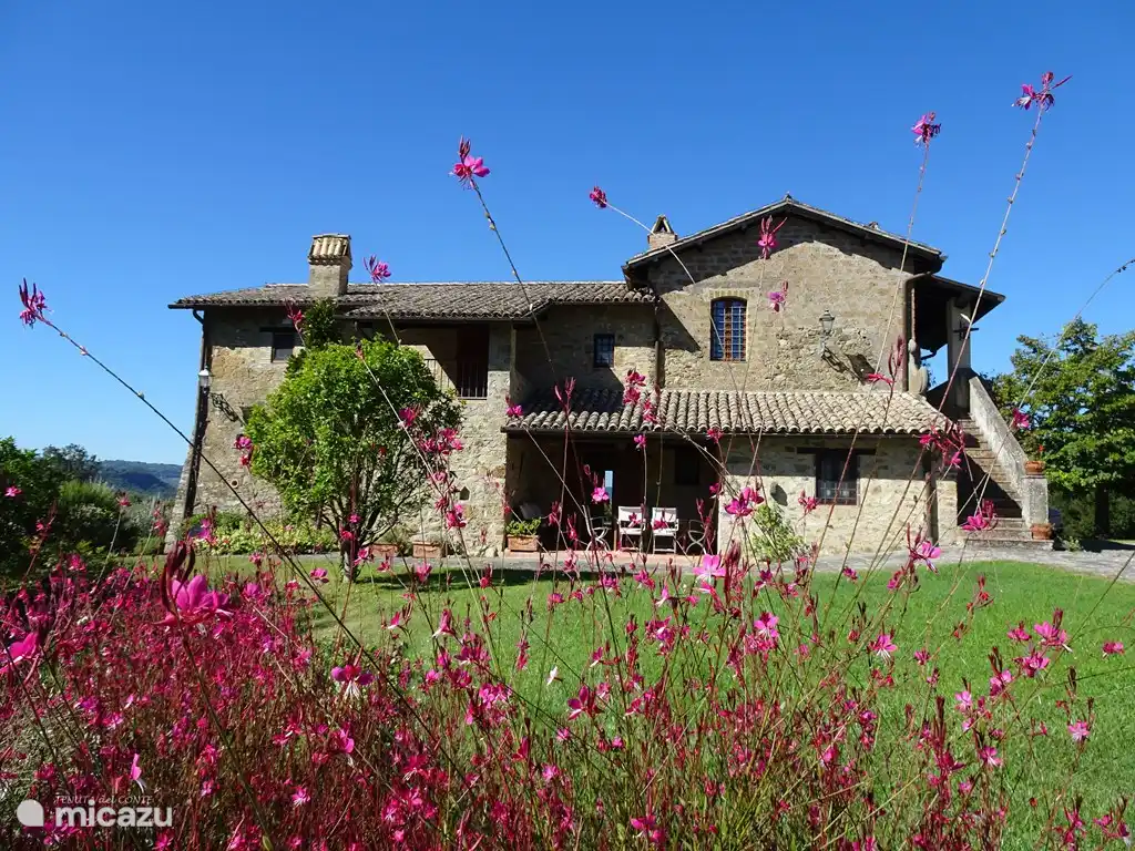 Country house and covered terrace for an intimate breakfast