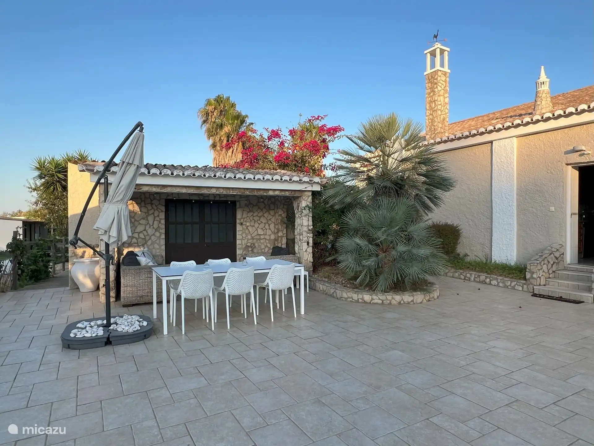 Terrasse mit Esstisch | Vivenda da Luz