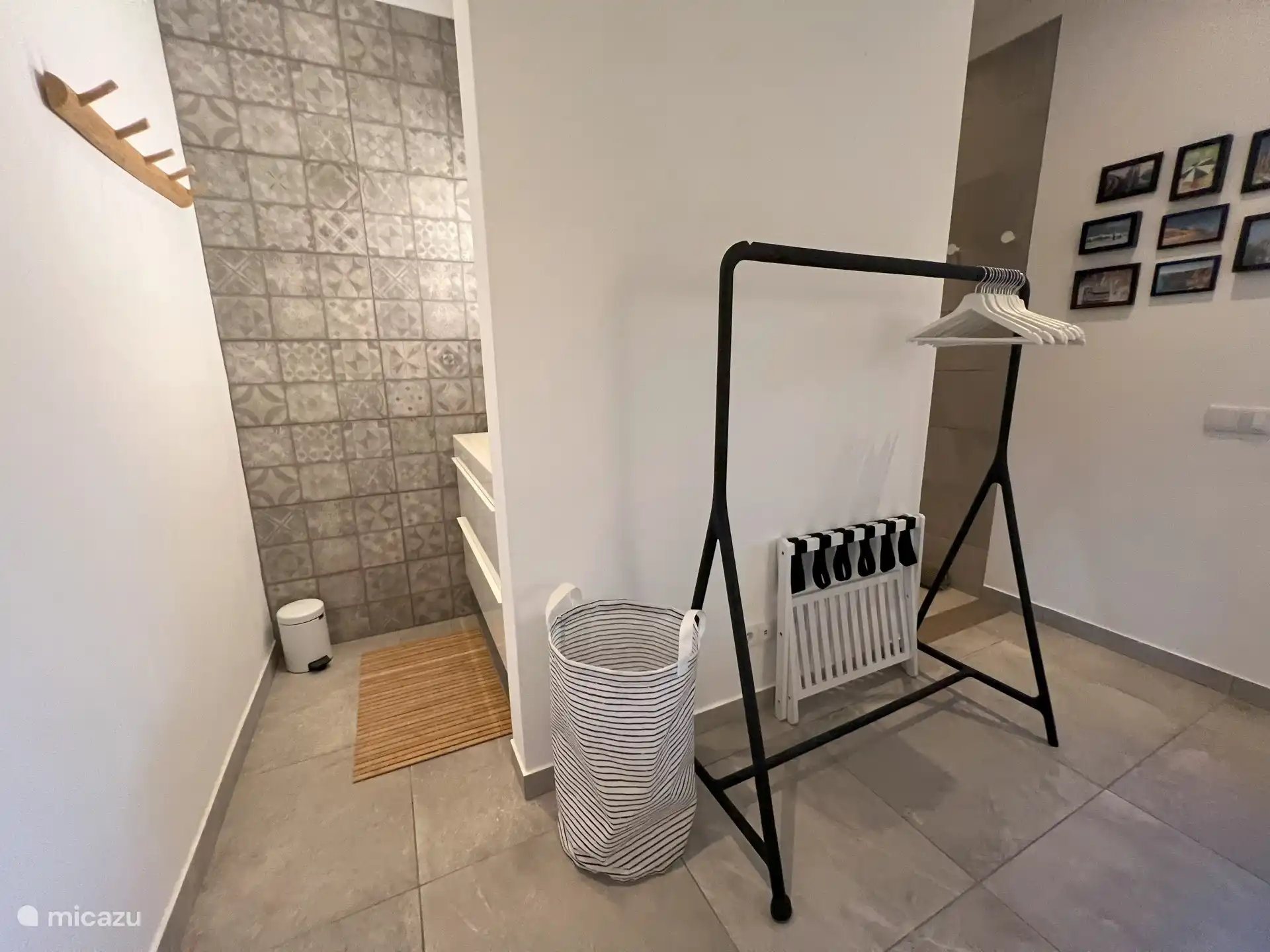 Badezimmer Nr. 2 | Waschbecken und Dusche