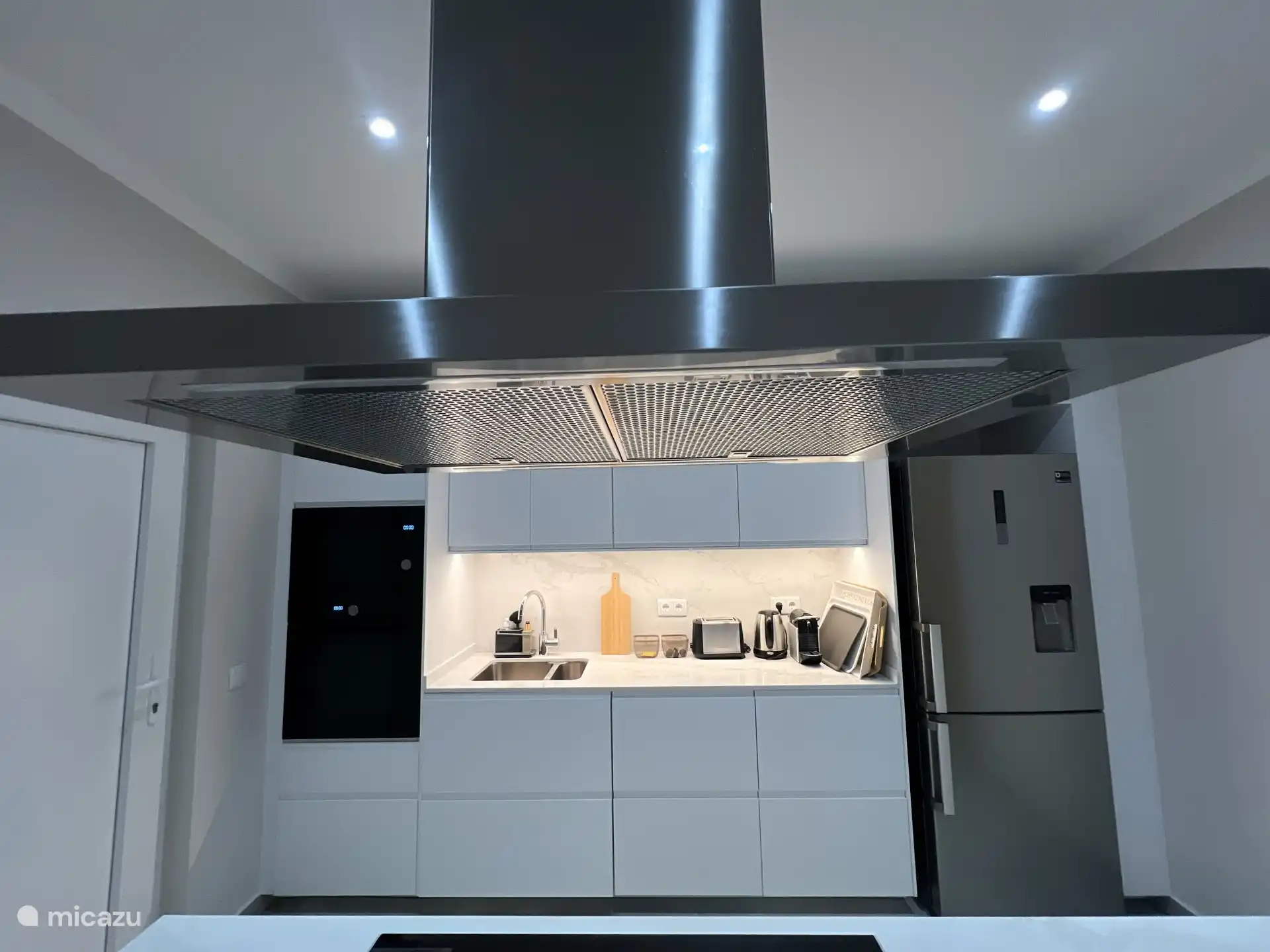 Wandopstelling keuken met apparatuur en aparte koffie- en theehoek