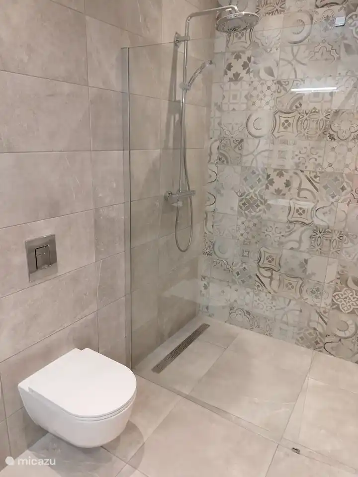 Badezimmer Nr. 1 – begehbare Dusche &amp; Toilette | Vivenda da Luz