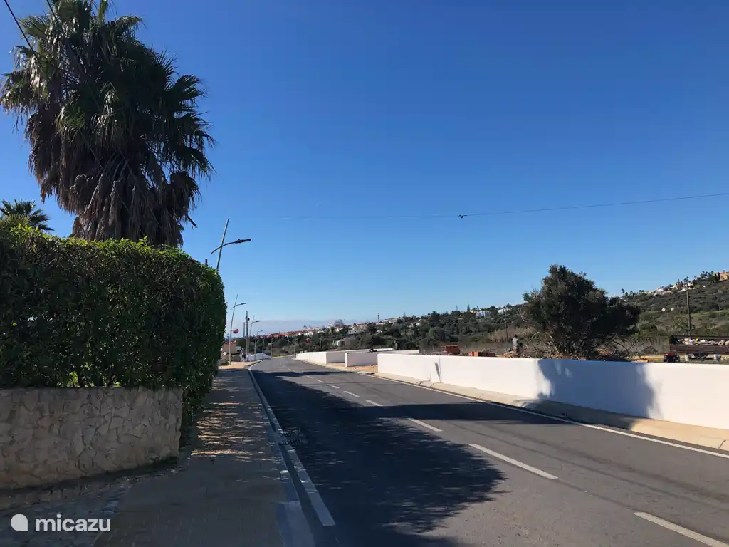 Hauptstraße mit angelegtem Gehweg zum Dorf Praia da Luz | Vivenda da Luz
