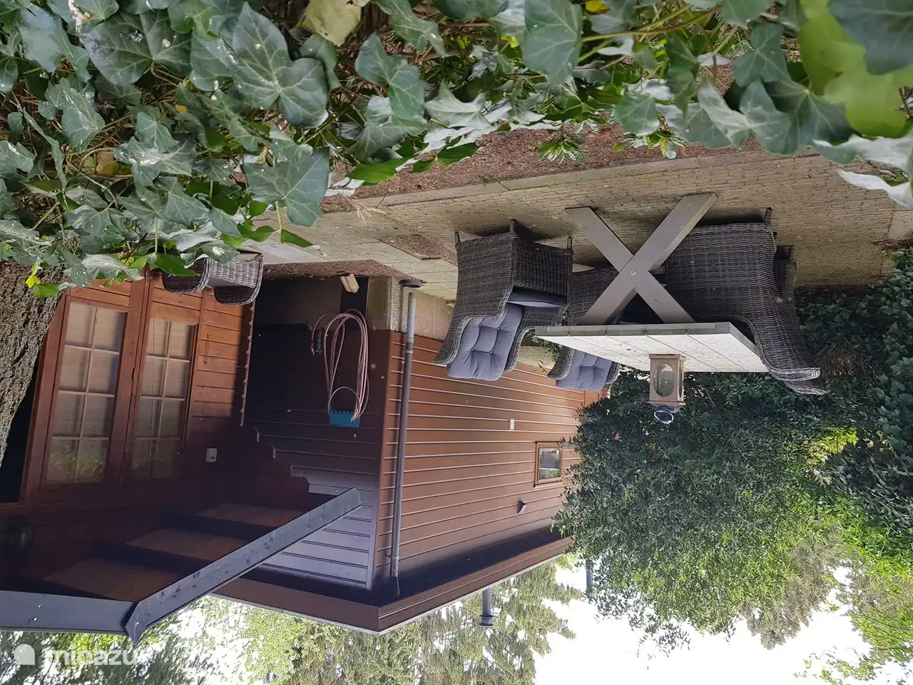 Buiten eten in de besloten achtertuin .