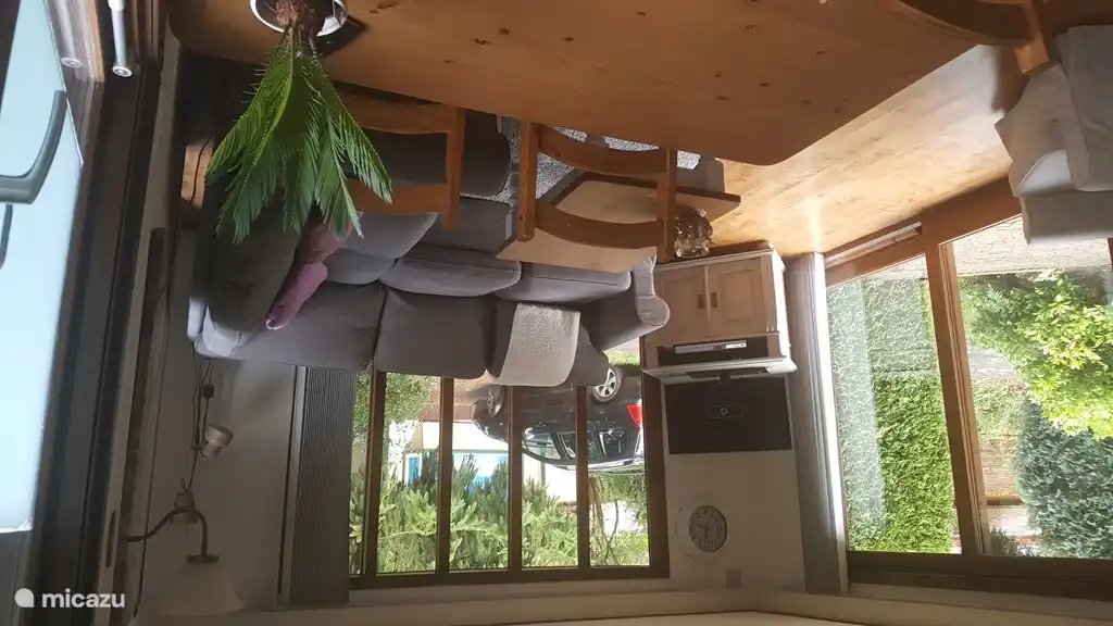 Ruime kamer met smart tv