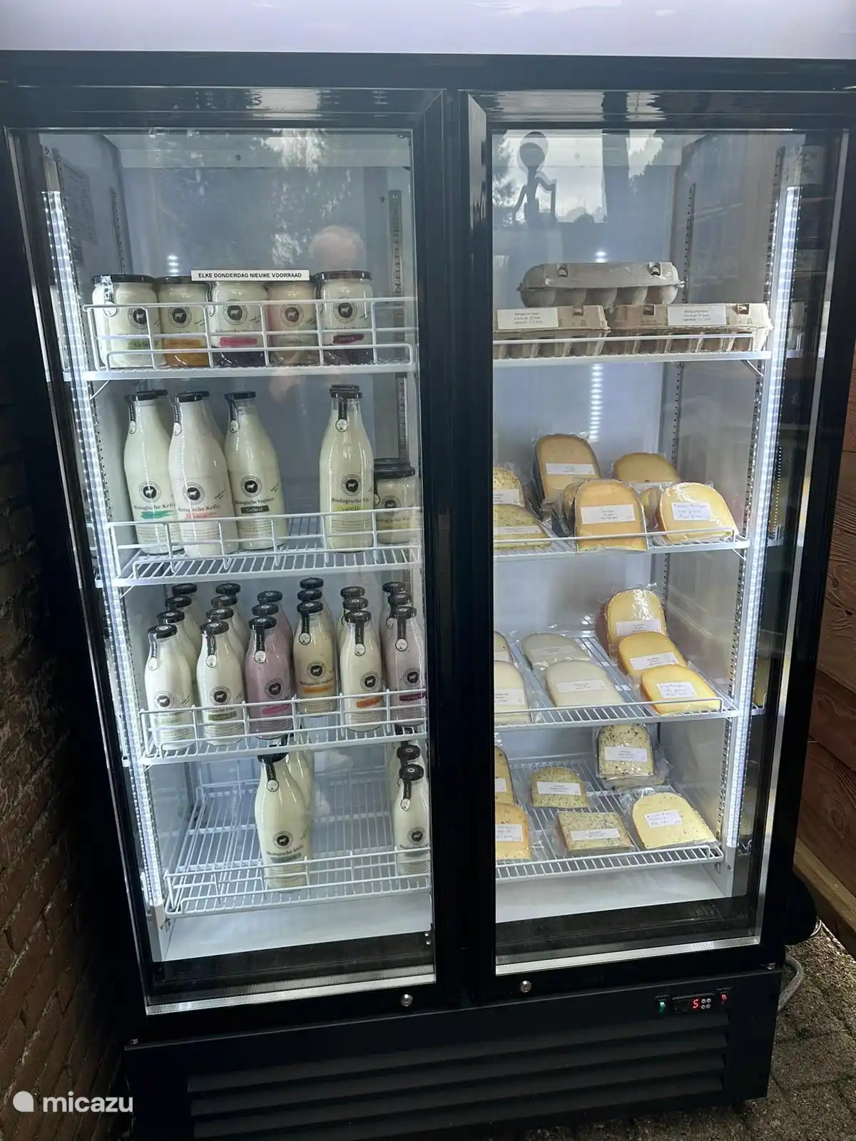 Bij de ingang van het park verse zuivel melk  kaas yoghurt enz