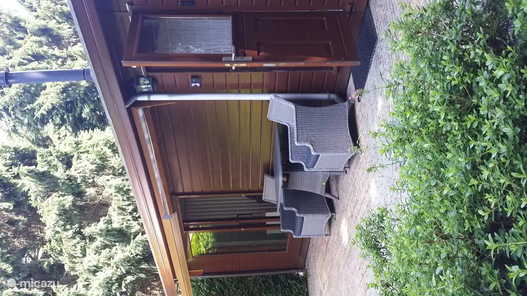 Gezellig zitje voor het Chalet,met zonnescherm