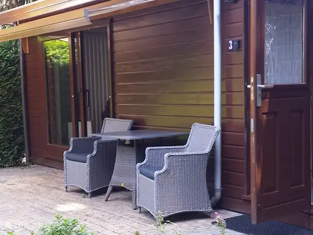 Reewold Veluwe | Pays-Bas, Gueldre, Wells - chalet Siège confortable devant le chalet, avec parasol
