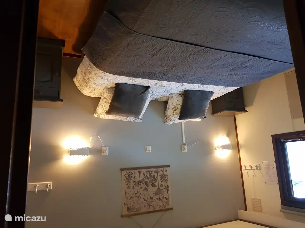 Grote slaapkamer met bed van 200 cm lang en 180  cm breed