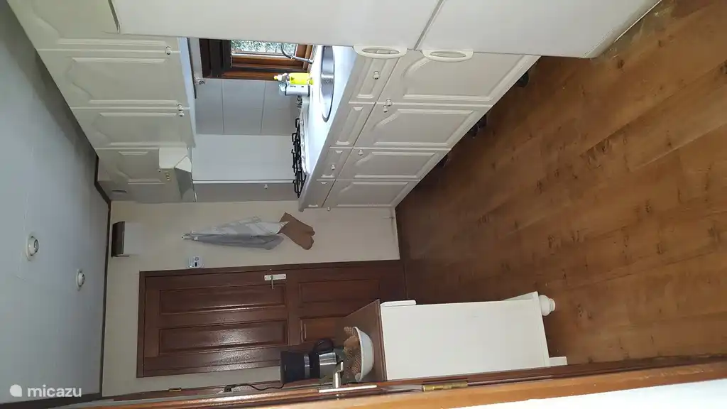 Keuken met magnetron ,koffie apparaat.tosti ijzer, koelvries combinatie ,,handdoeken en keukendoeken,bestek en pannen