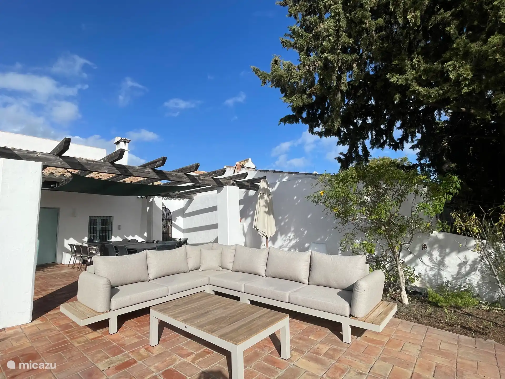 Un joli canapé avec une belle vue sur la terrasse