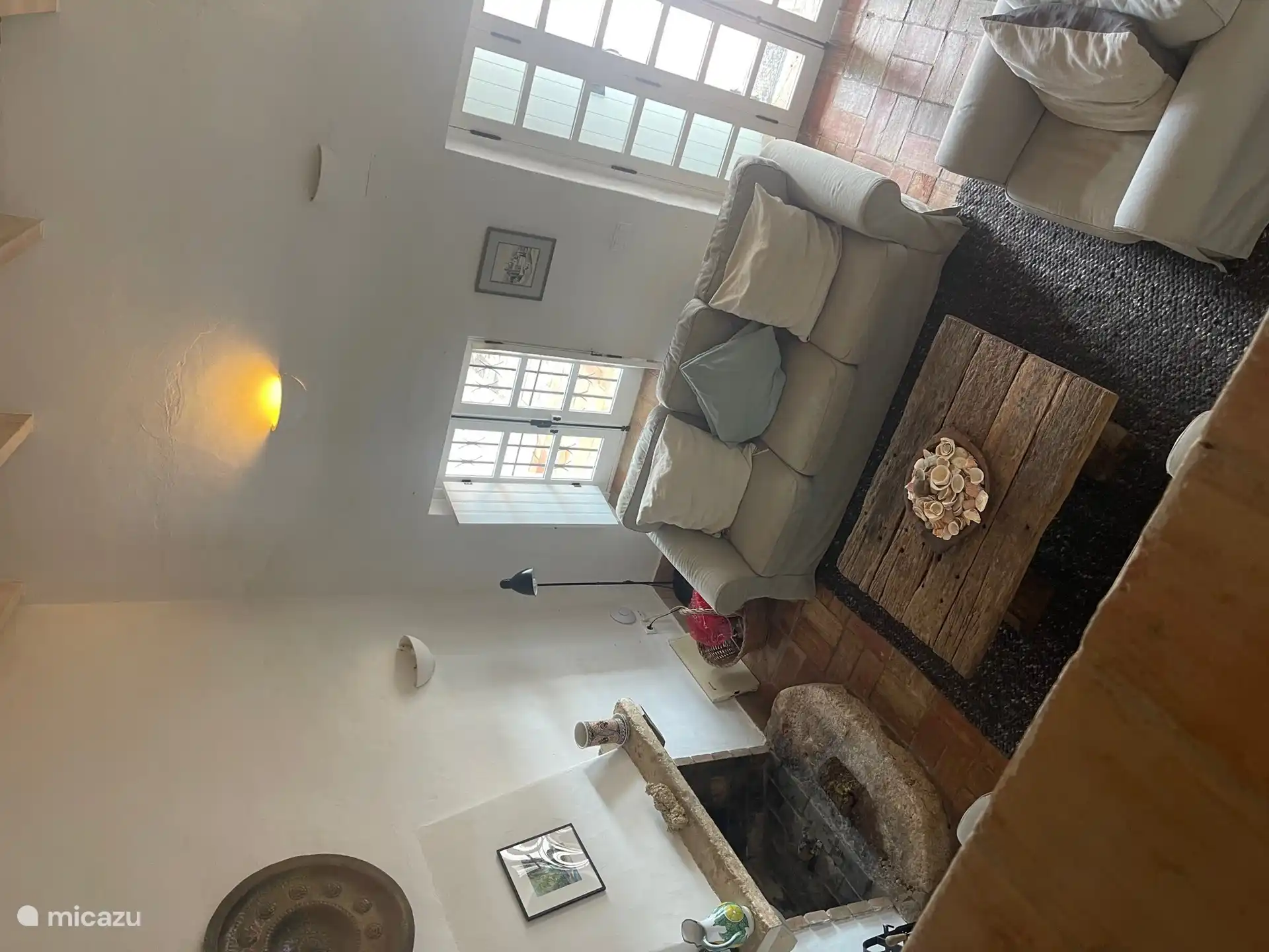 Desde el altillo se tiene una vista de la sala de estar