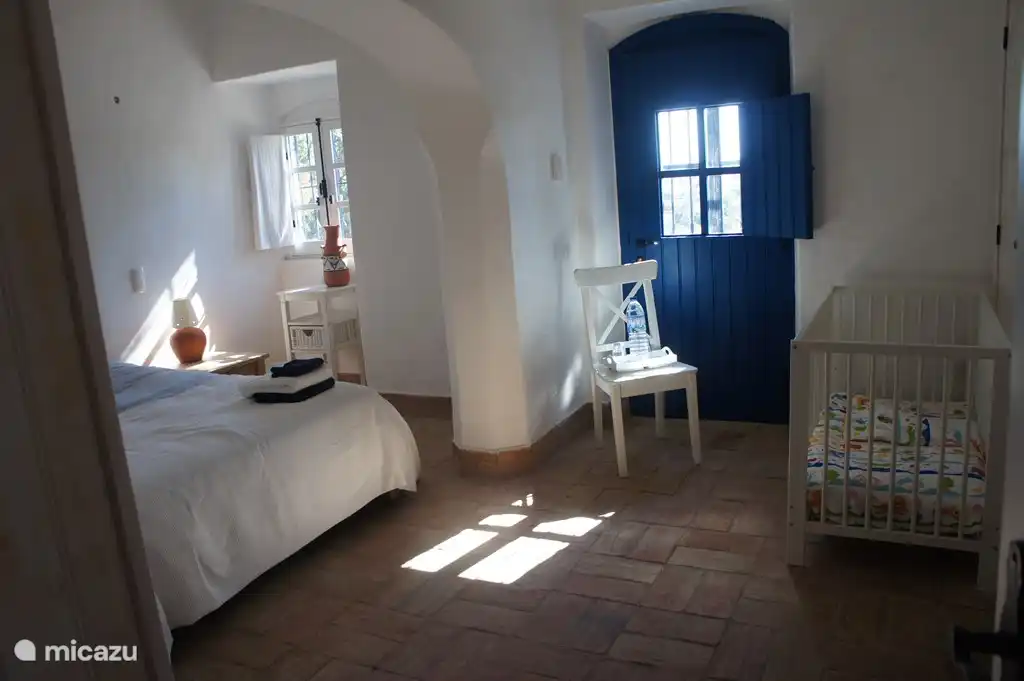 dormitorio atractivo, donde sea posible. cabe una cuna extra