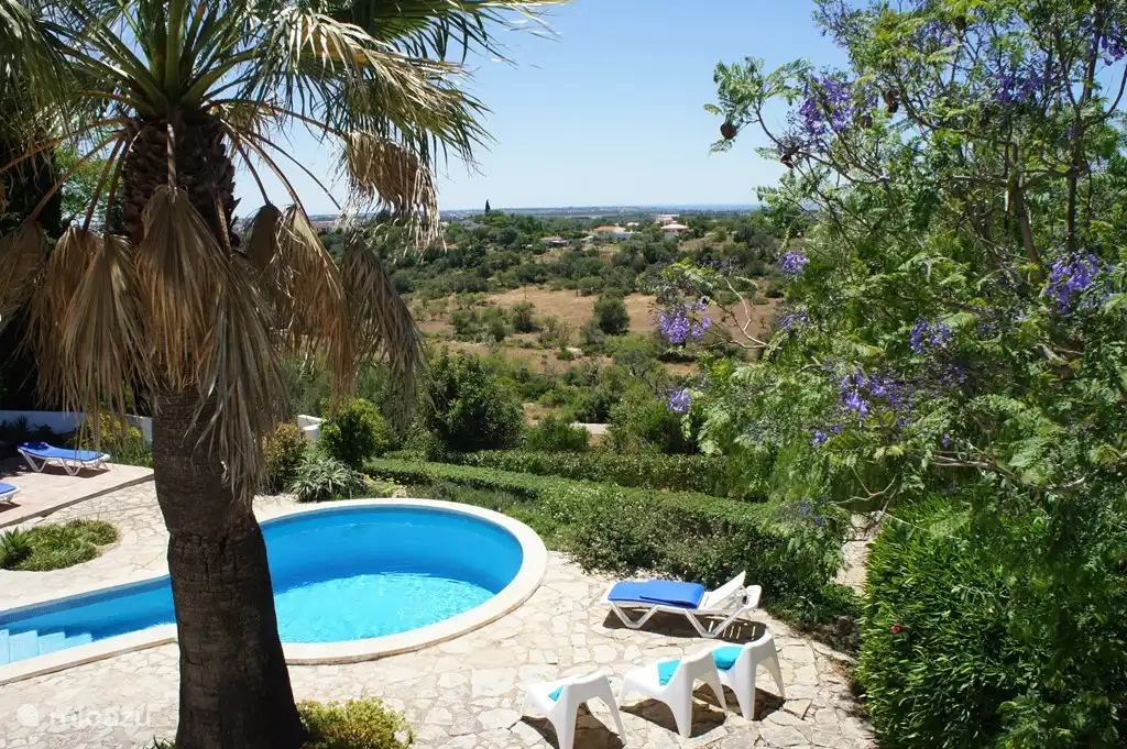 Vista despejada con el mar a lo lejos. La piscina redonda no es grande, pero es profunda, proporcionando un agua maravillosamente refrescante.