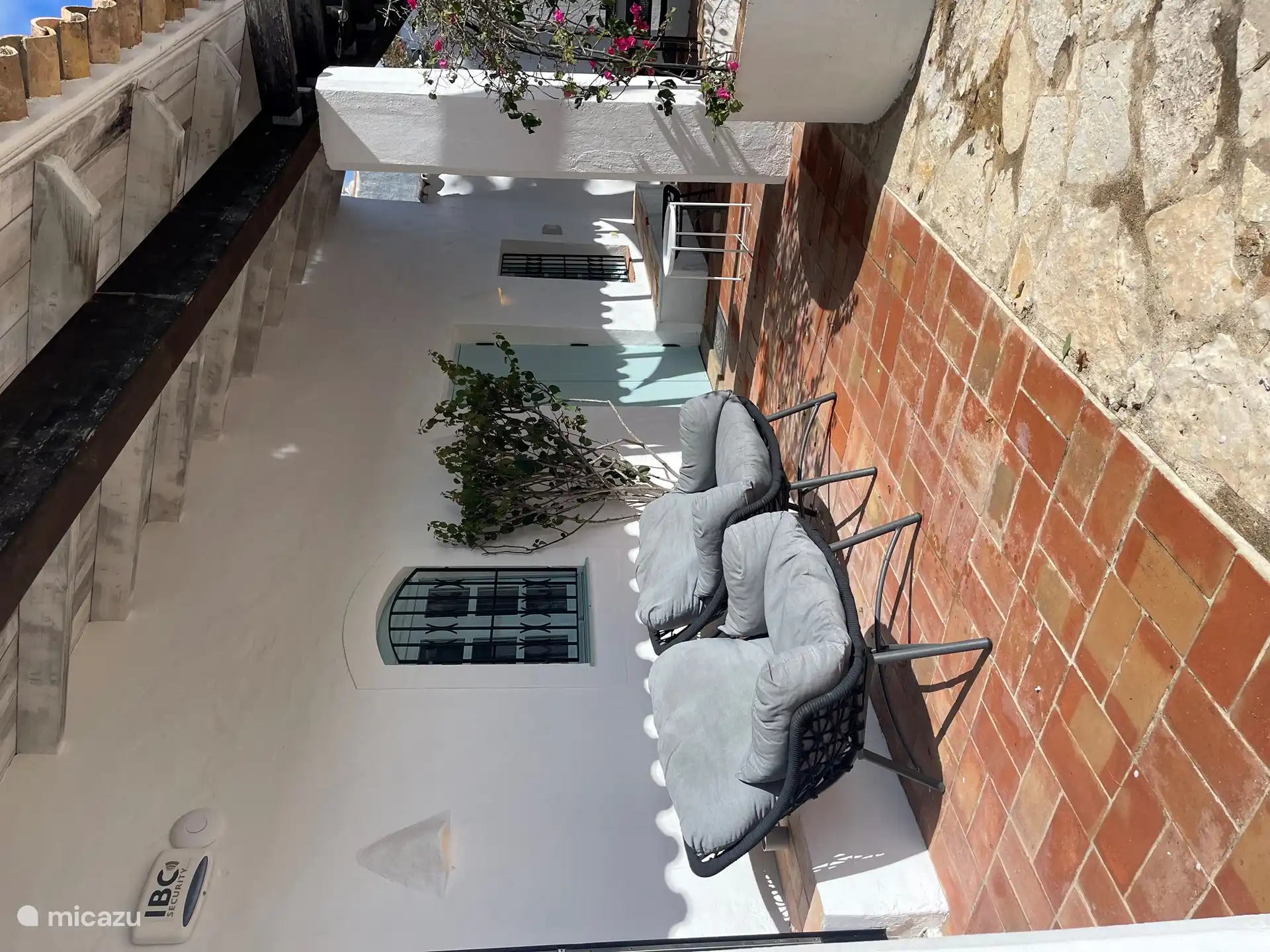 Preciosas sillas, terraza cubierta 