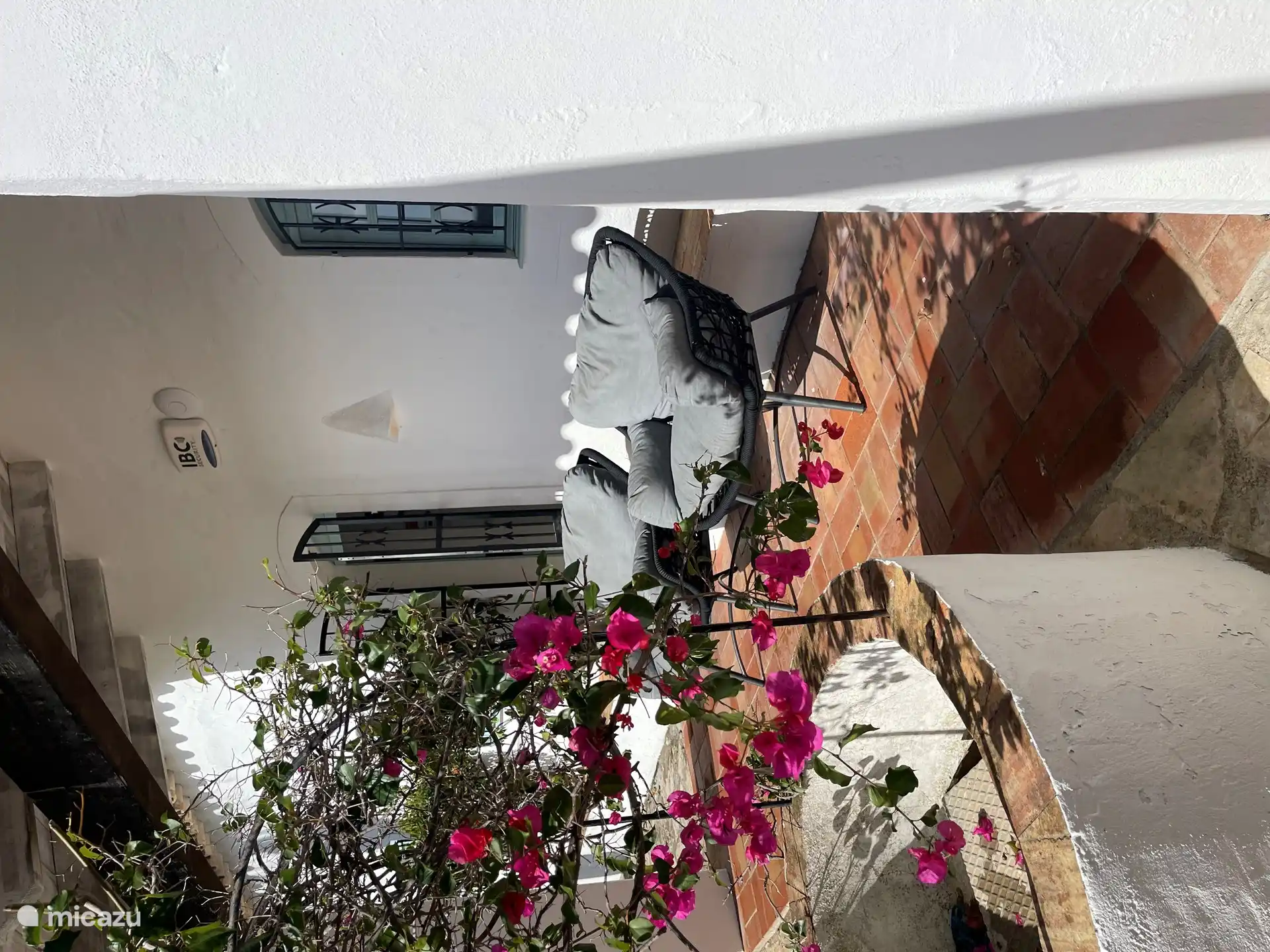 Todavía están presentes detalles auténticos, como el pozo, cuya agua se utiliza para el jardín 