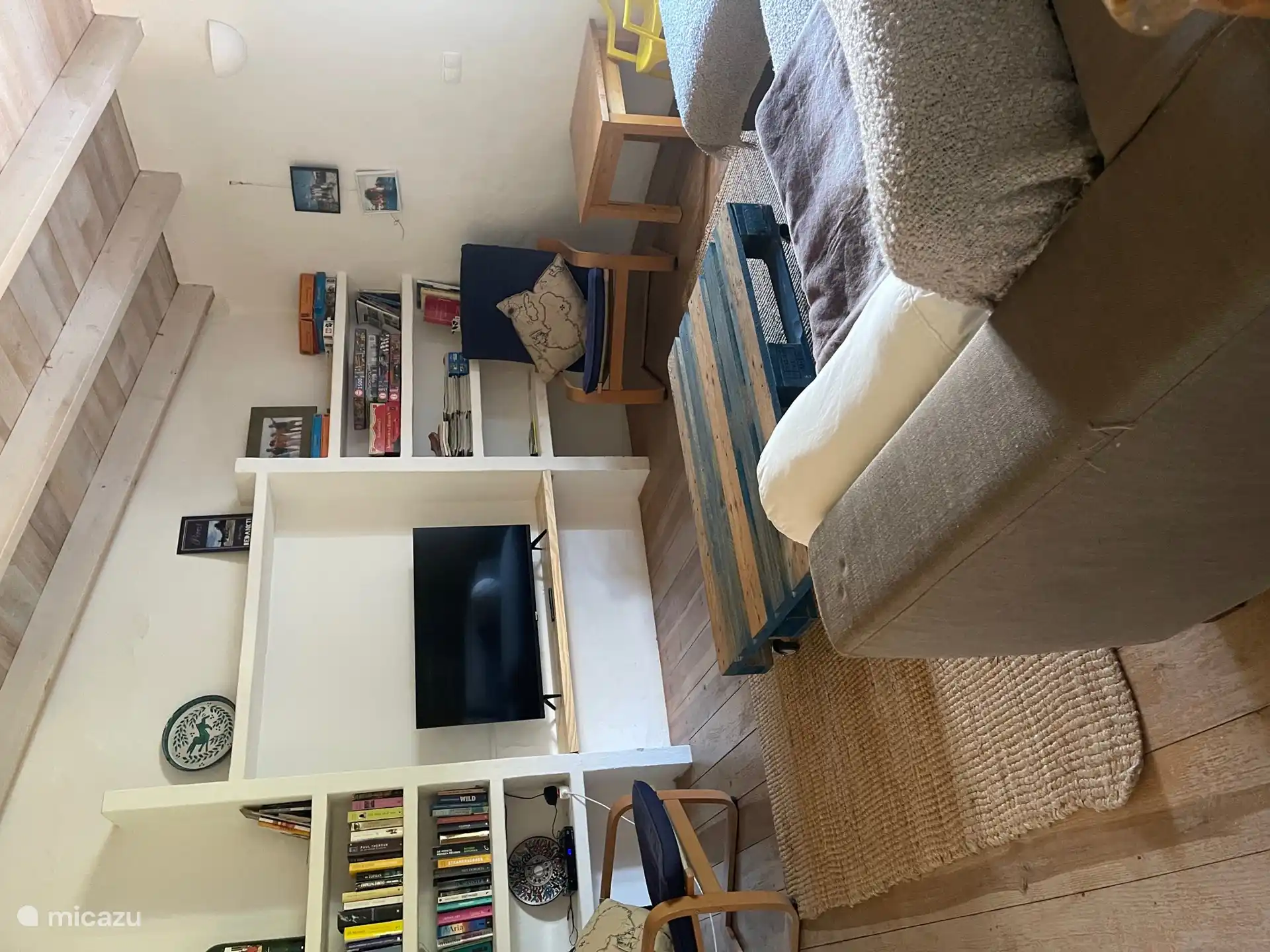 En el desván, encima del comedor, una amplia 2ª sala de estar con televisión 