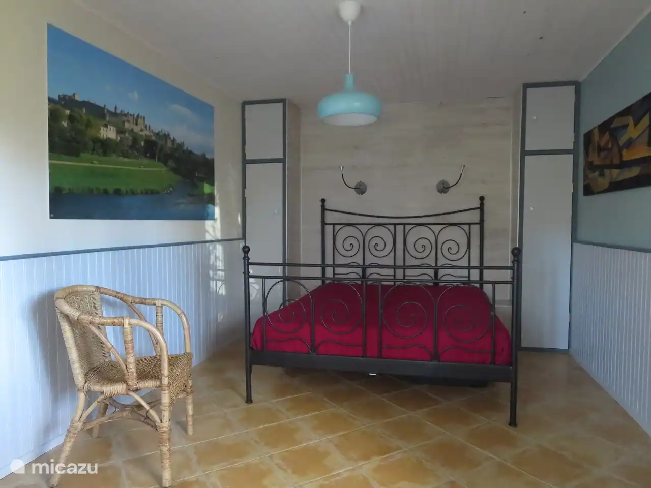 La chambre en bas. Les trois autres chambres sont à l'étage.