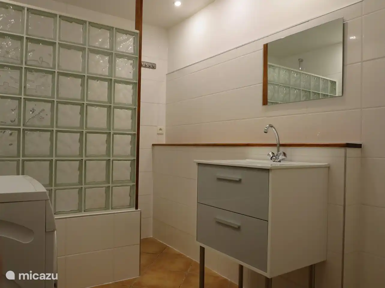 La salle de bain en bas. Les deux autres salles de bains sont à l'étage.