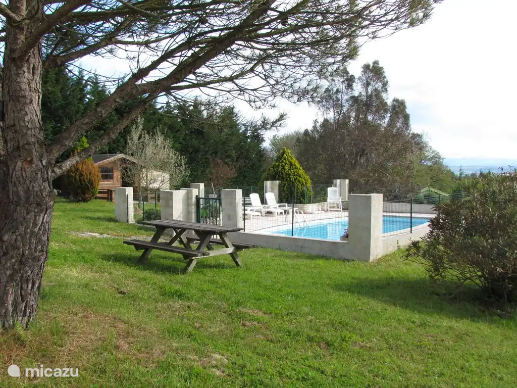 Jardin avec piscine clôturée