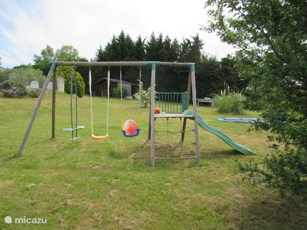 Jardin avec jeux, trampoline et ping-pong