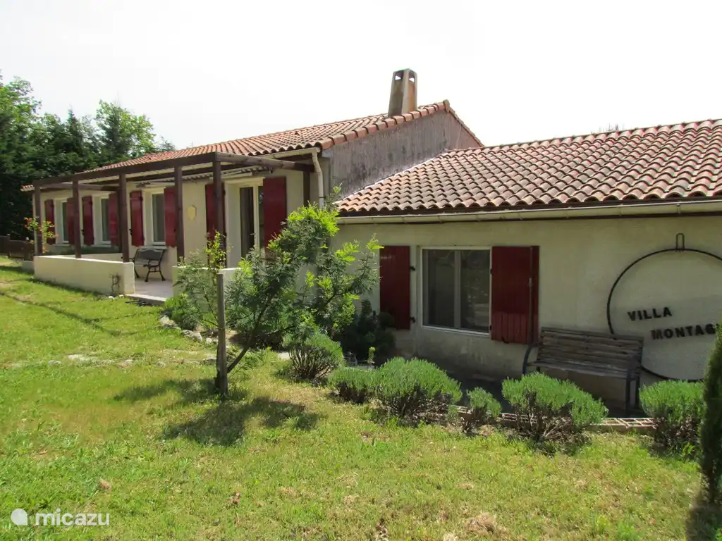 Côté rue de la maison