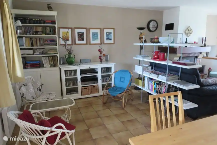 Séjour avec chaîne Hi-Fi