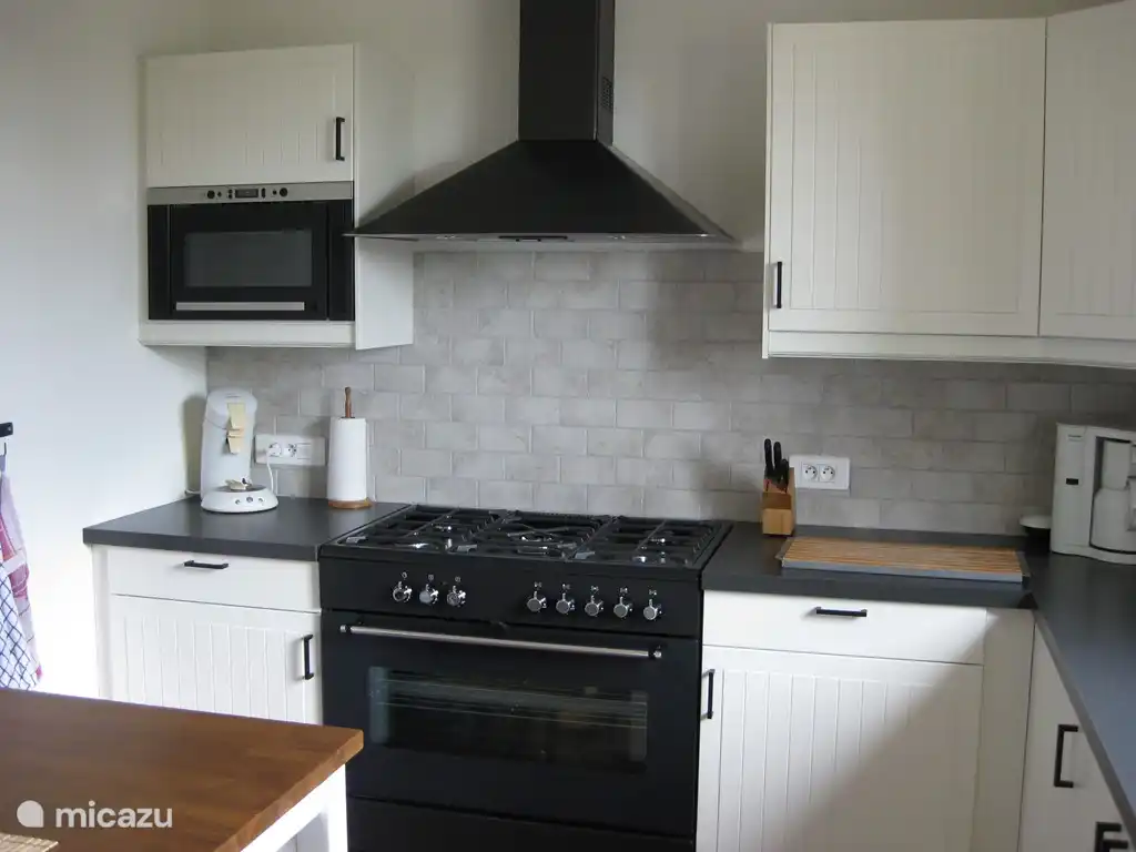 Cuisine avec micro-ondes, cuisinière à gaz et four électrique