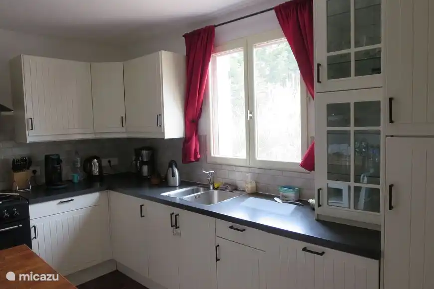 Cuisine avec réfrigérateur (avec compartiment congélateur) et lave-vaisselle