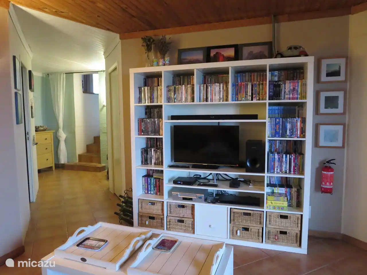 La salle du bas avec TV et barre de son