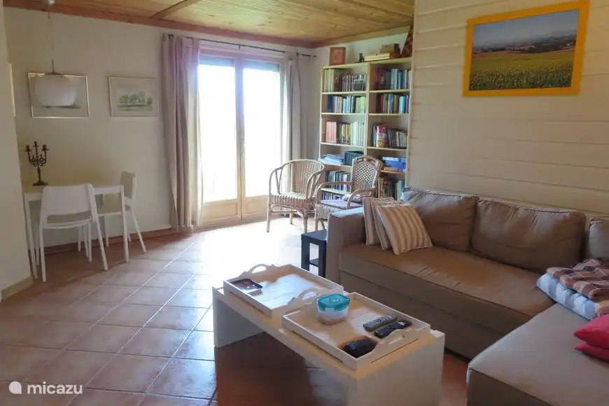 Chambre du bas: portes-fenêtres donnant sur le jardin.