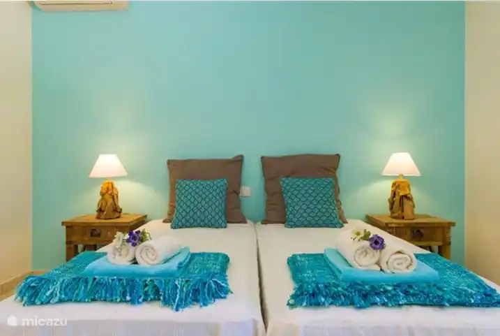 Schlafzimmer mit zwei Einzelbetten