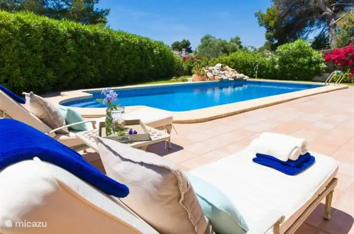 Swimmingpool mit Liegestühlen