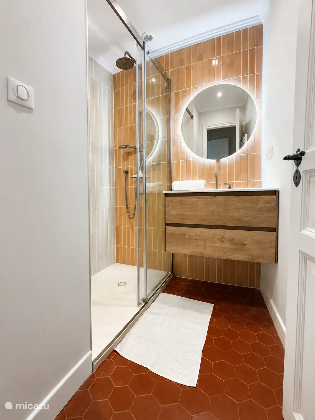 Baño de lujo recientemente renovado con ducha espaciosa y estilo hotelero.