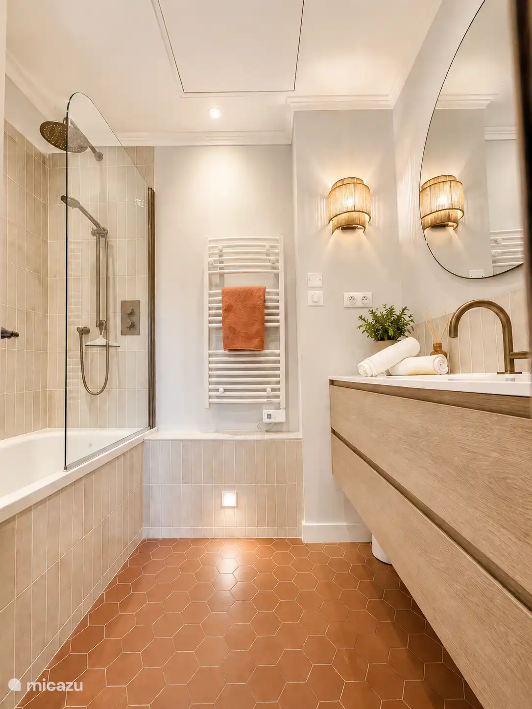 Uno de los dos baños de lujo renovados con ducha y bañera.