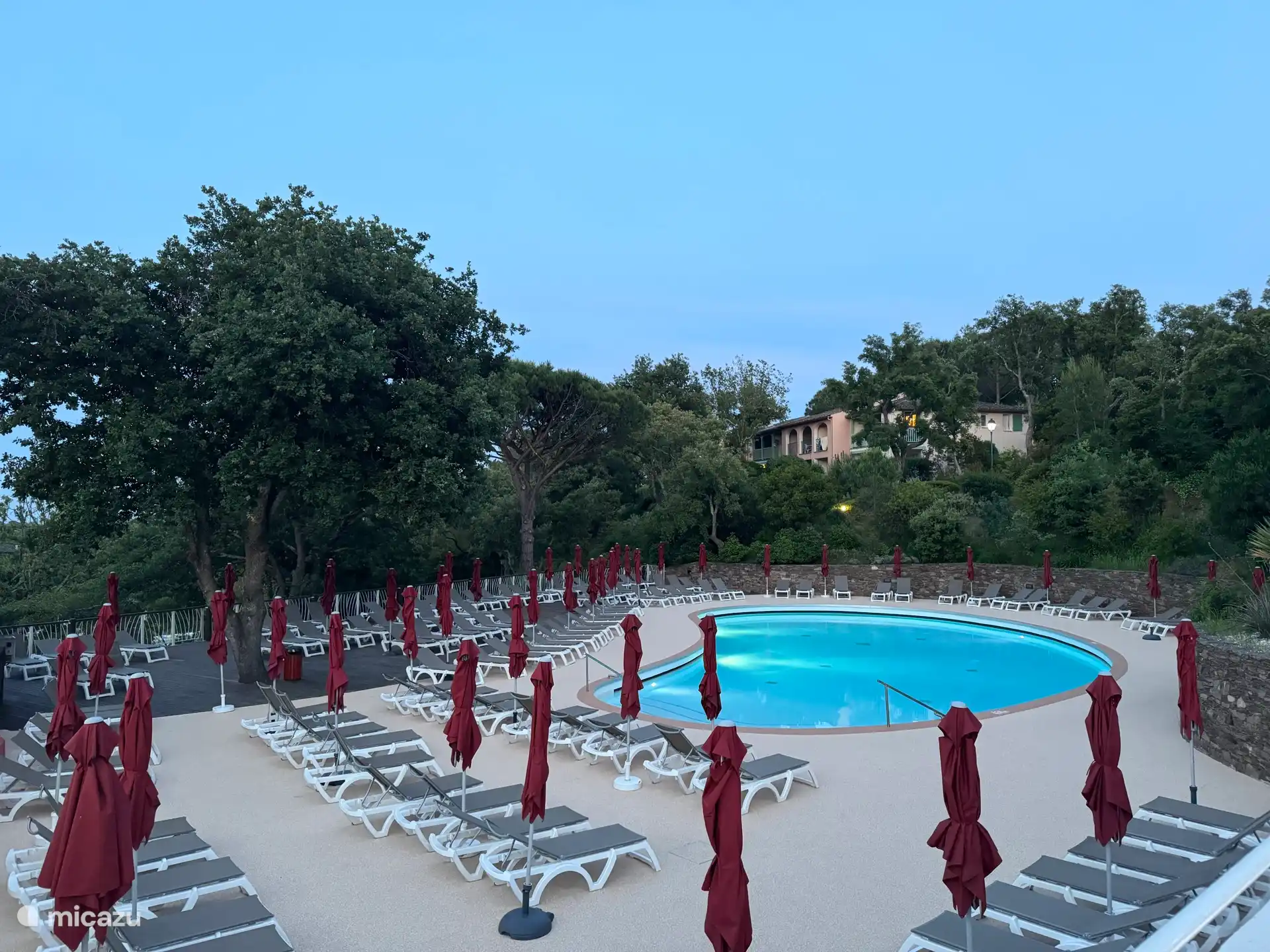 Piscina 2, arriba junto a la piscina de olas