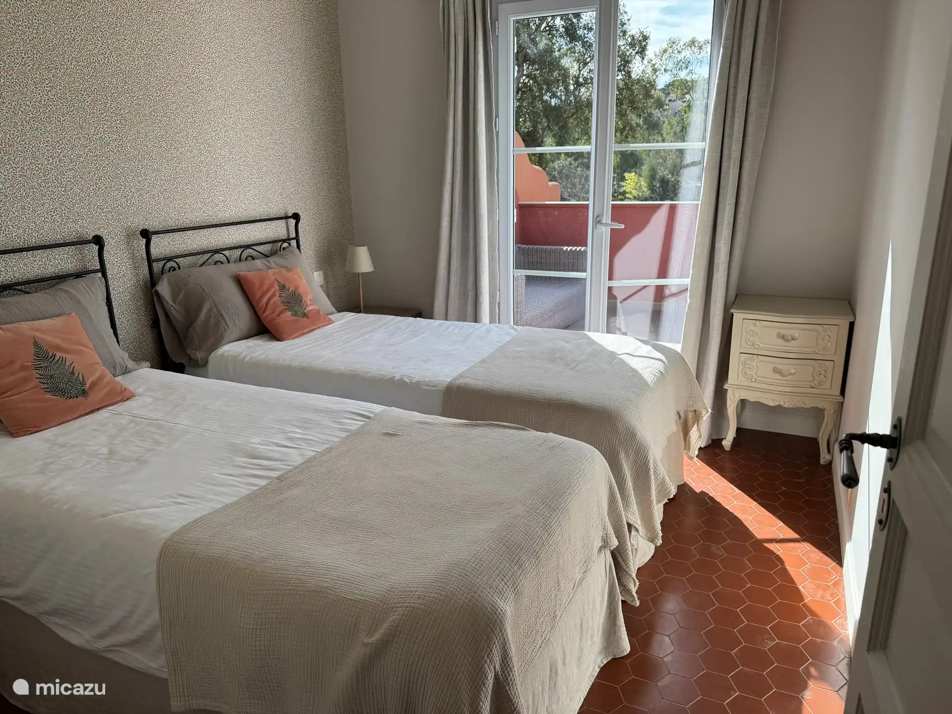 Dormitorio 2, con balcón y vista al parque