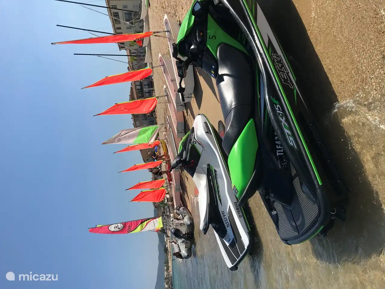 Deportes acuáticos en la playa Port-Grimaud