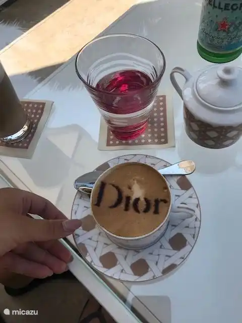 Tomando café en el café Dior Saint-Tropez