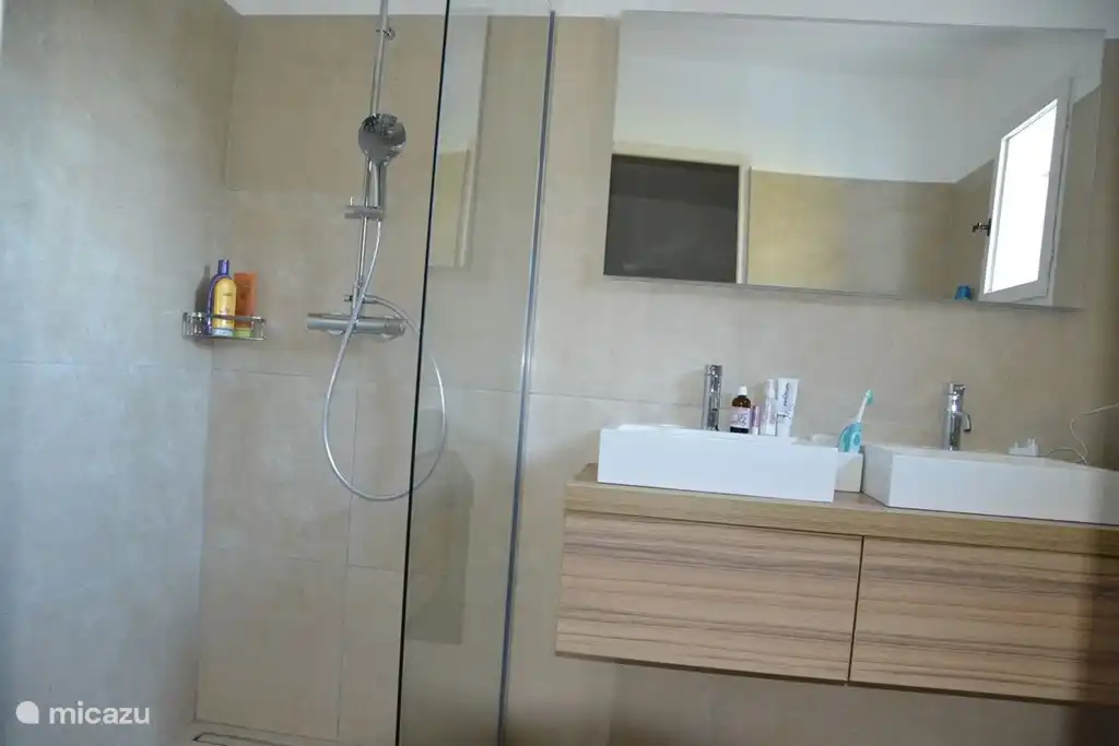 Baños nuevos remodelados a principios de 2017.