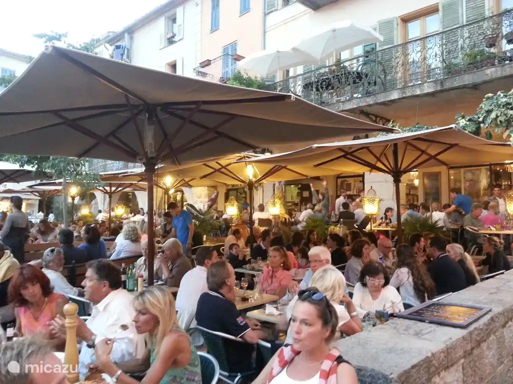 Nuestro restaurante favorito en Valbonne Cafe des Arcades