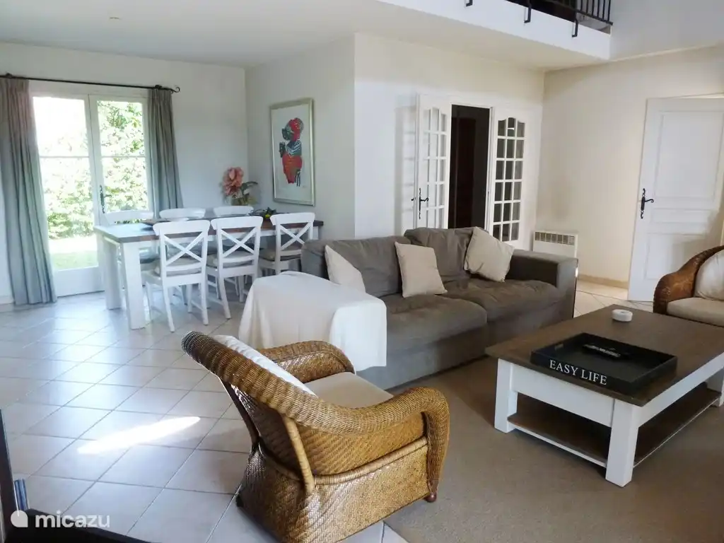 Villa Valbonne - sala de estar con chimenea