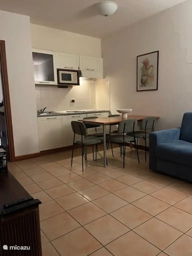cocina con mesa de comedor